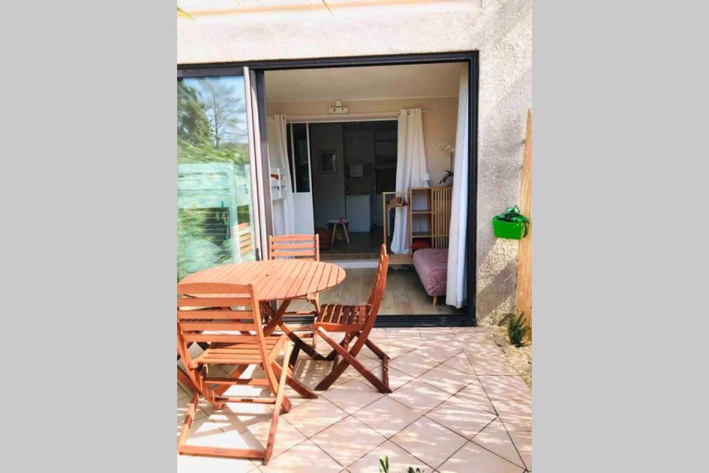 La Petite Pinede Studio Climatise Proche Plage 사나리쉬르메르 외부 사진