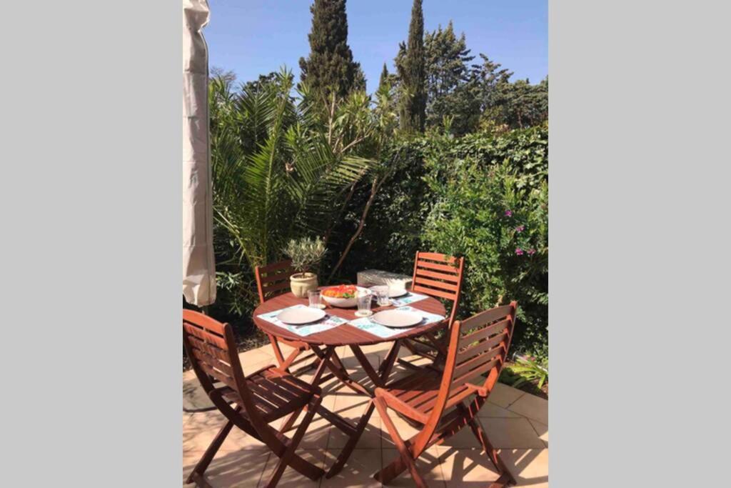 La Petite Pinede Studio Climatise Proche Plage 사나리쉬르메르 외부 사진