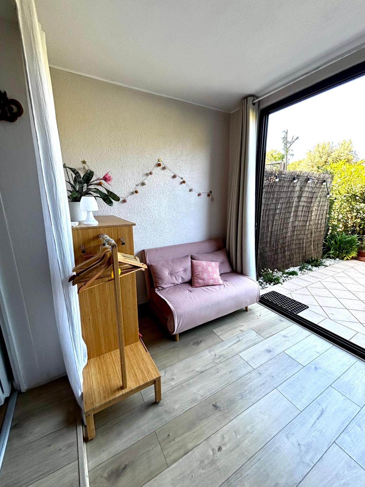 La Petite Pinede Studio Climatise Proche Plage 사나리쉬르메르 외부 사진